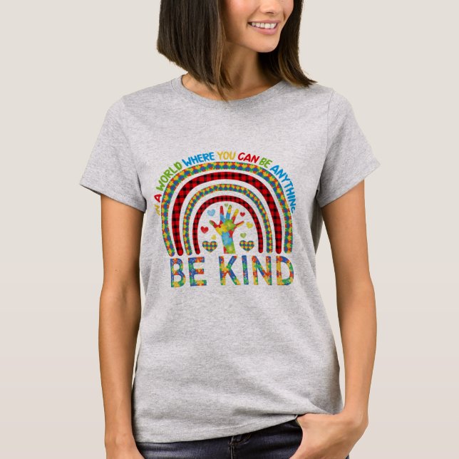 Camiseta Num mundo onde você pode ser qualquer coisa bondos (Frente)