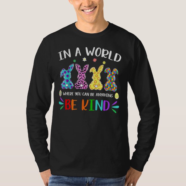Camiseta Num Mundo Onde Você Pode Ser Qualquer Coisa Como C (Frente)