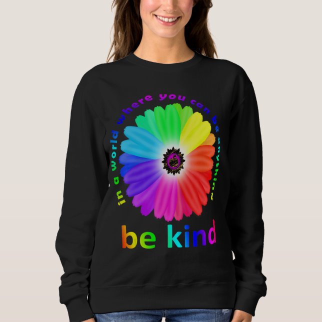 Camiseta Num Mundo Onde Você Pode Ser Qualquer Coisa Como H (Frente)