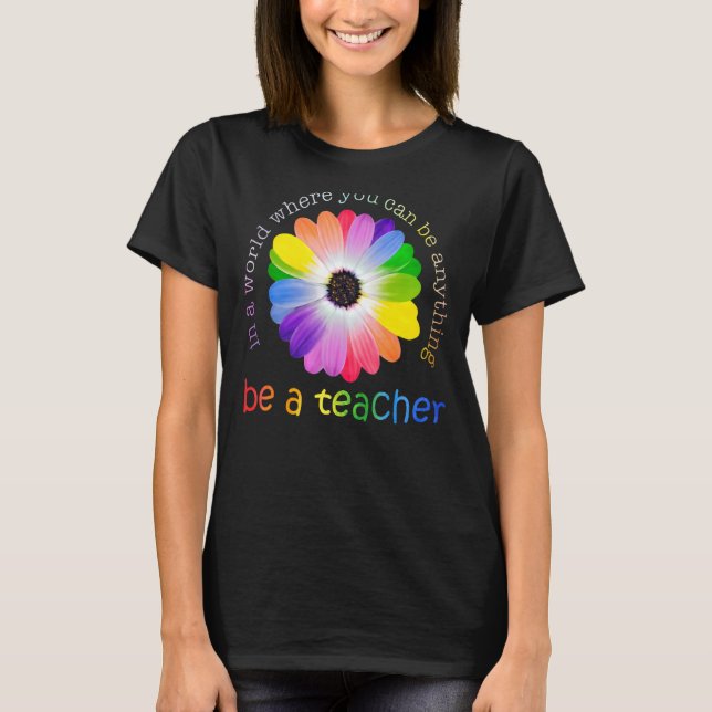 Camiseta Num Mundo Onde Você Pode Ser Qualquer Coisa Como P (Frente)