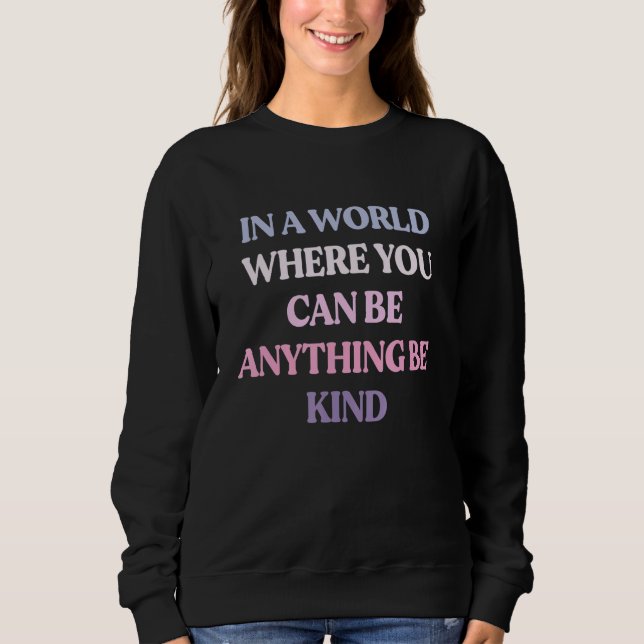 Camiseta Num Mundo Onde Você Pode Ser Qualquer Coisa Como S (Frente)
