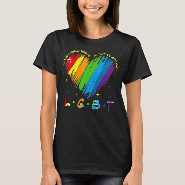 Camiseta Num Mundo Onde Você Pode Ser Qualquer Coisa Coraçã (Frente)