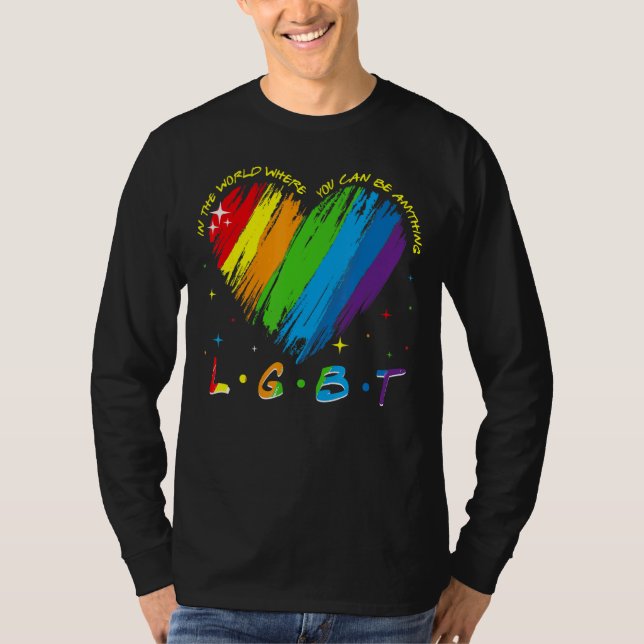 Camiseta Num Mundo Onde Você Pode Ser Qualquer Coisa Coraçã (Frente)