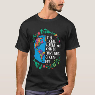 Camiseta Num Mundo Onde Você Pode Ser Qualquer Coisa Escolh