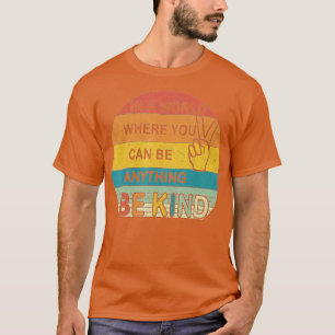 Camiseta Num mundo onde você pode ser qualquer coisa gentil