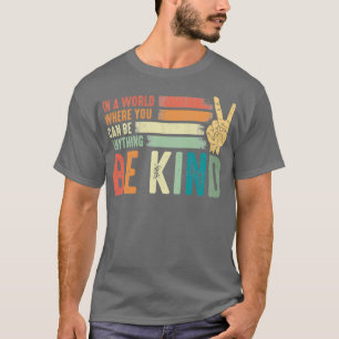 Camiseta Num mundo onde você pode ser qualquer coisa gentil