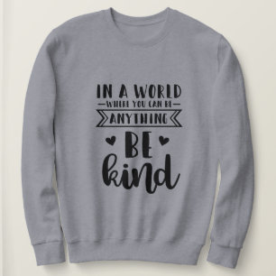 Camiseta Num mundo onde você pode ser qualquer coisa gentil