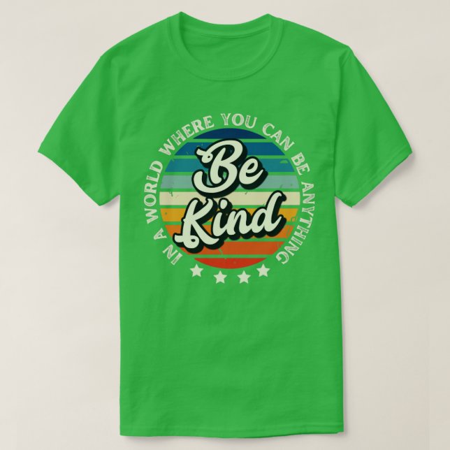 Camiseta Num mundo onde você pode ser qualquer coisa gentil (Frente do Design)
