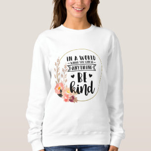 Camiseta Num mundo onde você pode ser qualquer coisa gentil