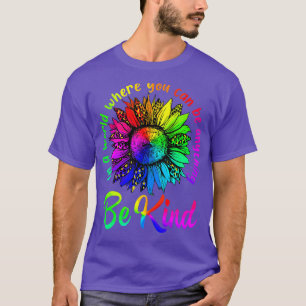 Camiseta Num Mundo Onde Você Pode Ser Qualquer Coisa LGBT