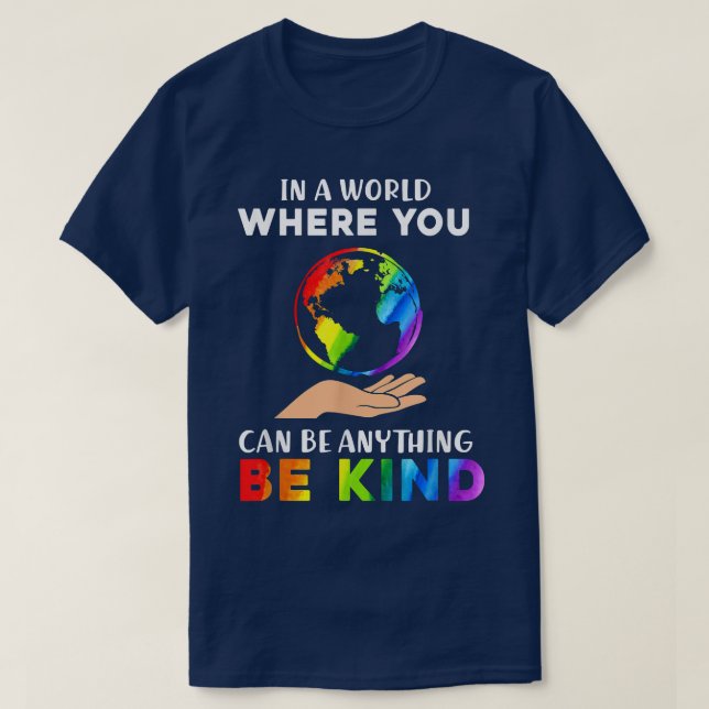 Camiseta Num Mundo Onde Você Pode Ser Qualquer Coisa LGBT  (Frente do Design)