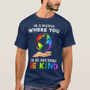 Camiseta Num Mundo Onde Você Pode Ser Qualquer Coisa LGBT 