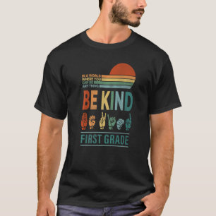 Camiseta Num Mundo Onde Você Pode Ser Qualquer Coisa Primei