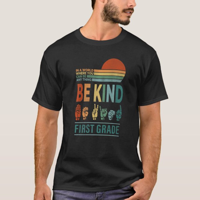 Camiseta Num Mundo Onde Você Pode Ser Qualquer Coisa Primei (Frente)