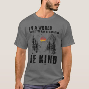 Camiseta Num Mundo Onde Você Pode Ser Qualquer Coisa Que S