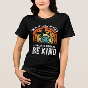 Camiseta Num Mundo Onde Você Pode Ser Qualquer Coisa Que Se