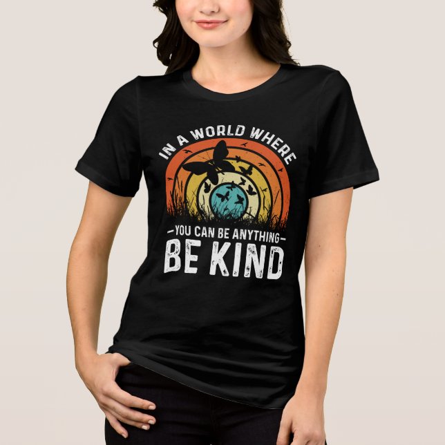 Camiseta Num Mundo Onde Você Pode Ser Qualquer Coisa Que Se (Frente)