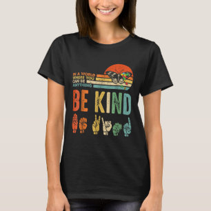 Camiseta Num Mundo Onde Você Pode Ser Qualquer Coisa Que Se