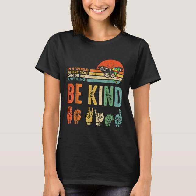 Camiseta Num Mundo Onde Você Pode Ser Qualquer Coisa Que Se (Frente)