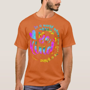 Camiseta Num Mundo Onde Você Pode Ser Qualquer Coisa Que Se