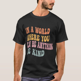 Camiseta Num Mundo Onde Você Pode Ser Qualquer Coisa Que Se