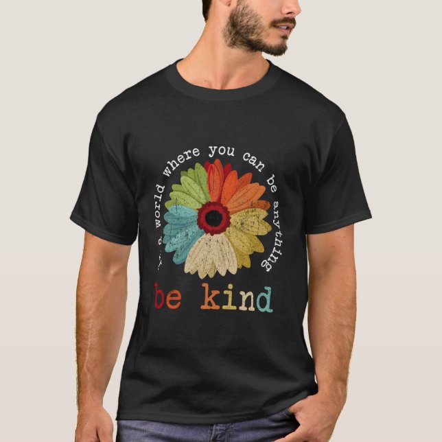 Camiseta Num Mundo Onde Você Pode Ser Qualquer Coisa Que Se (Frente)