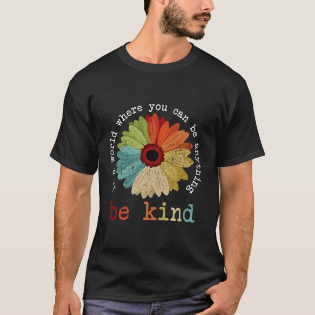 Camiseta Num Mundo Onde Você Pode Ser Qualquer Coisa Que Se (Frente)