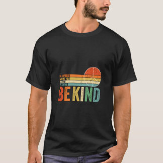 Camiseta Num Mundo Onde Você Pode Ser Qualquer Coisa Que Se