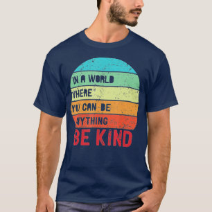 Camiseta Num Mundo Onde Você Pode Ser Qualquer Coisa Que Se