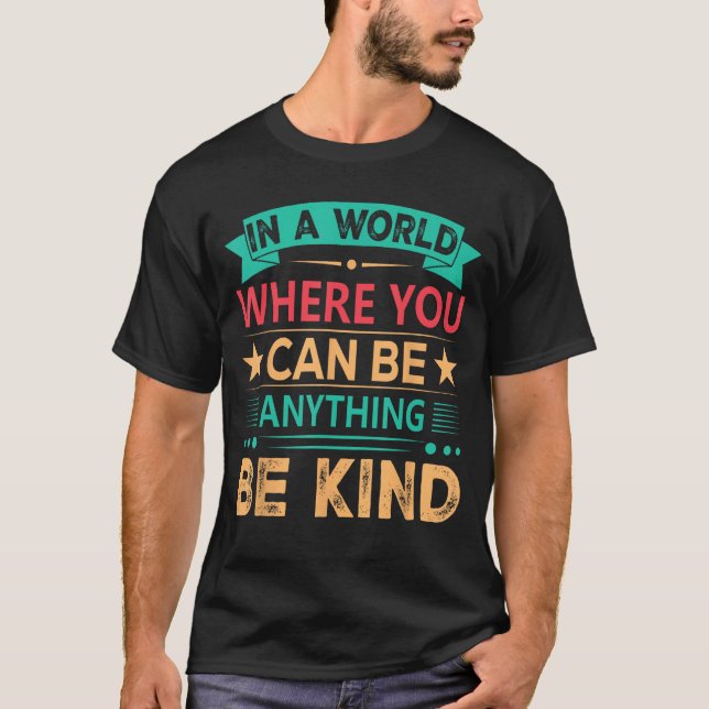 Camiseta Num Mundo Onde Você Pode Ser Qualquer Coisa Que Se (Frente)