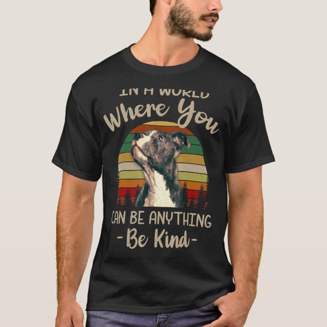Camiseta Num Mundo Onde Você Pode Ser Qualquer Coisa Que Se (Frente)