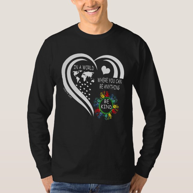 Camiseta Num Mundo Onde Você Pode Ser Qualquer Coisa Que Se (Frente)