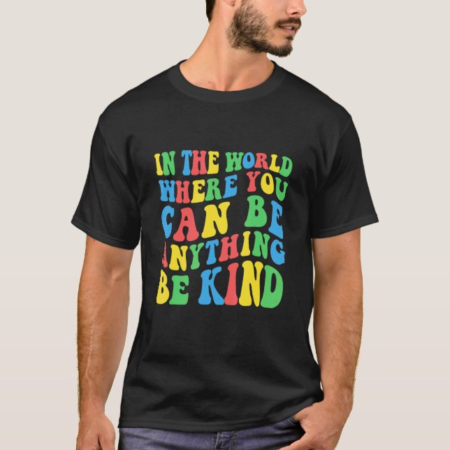 Camiseta Num Mundo Onde Você Pode Ser Qualquer Coisa Que Se (Frente)