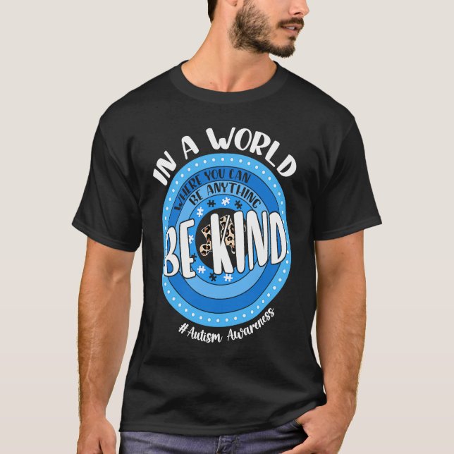 Camiseta Num Mundo Onde Você Pode Ser Qualquer Coisa Que Se (Frente)