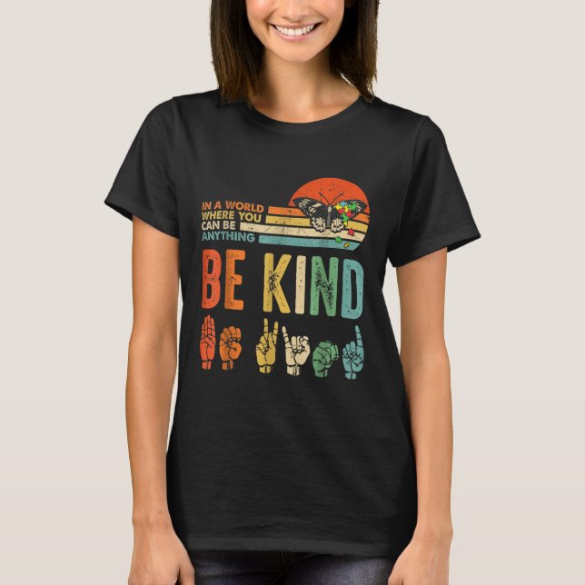 Camiseta Num Mundo Onde Você Pode Ser Qualquer Coisa Que Se (Frente)