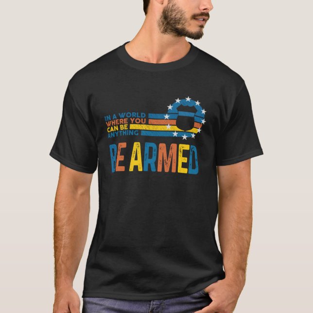 Camiseta Num Mundo Onde Você Pode Ser Qualquer Coisa Que Se (Frente)