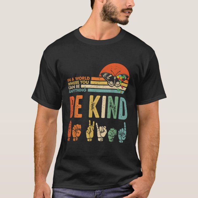 Camiseta Num Mundo Onde Você Pode Ser Qualquer Coisa Que Se (Frente)