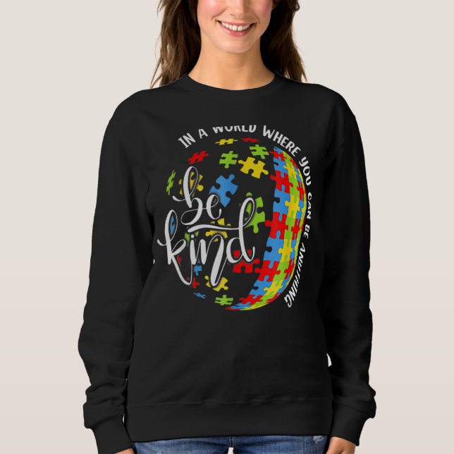 Camiseta Num Mundo Onde Você Pode Ser Qualquer Coisa Que Se (Frente)