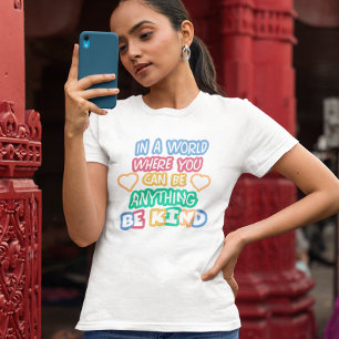 Camiseta Num mundo onde você pode ser qualquer coisa, seja