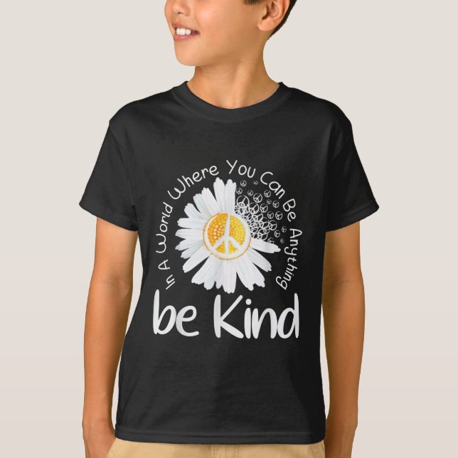 Camiseta Num mundo onde você pode ser qualquer coisa, seja  (Frente)