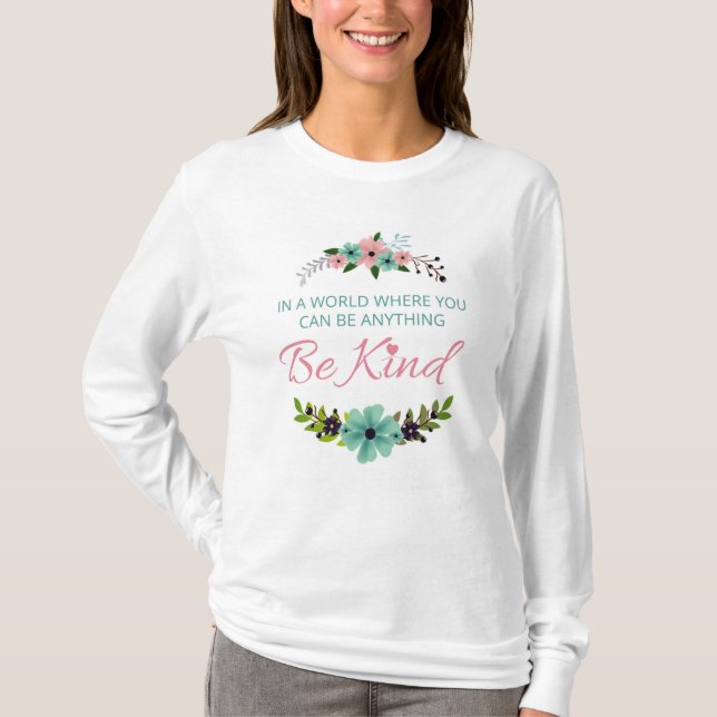 Camiseta Num mundo onde você pode ser qualquer coisa - Seja (Frente)