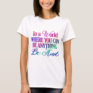 Camiseta Num mundo onde você pode ser qualquer coisa. Seja