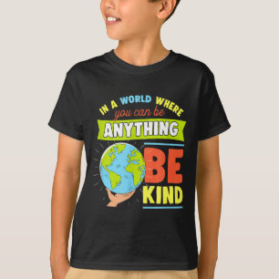 Camiseta Num Mundo Onde Você Pode Ser Qualquer Coisa Seja G