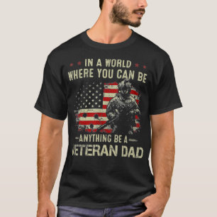 Camiseta Num Mundo Onde Você Pode Ser Qualquer Coisa Vetera