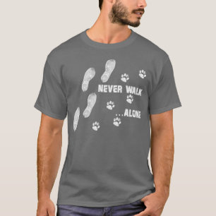 Camiseta Nunca caminhe sozinho com a pata de cão calçado 1