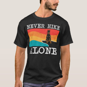 Camiseta Nunca Caminhe Sozinho Doberman Pinscher Gráfico de