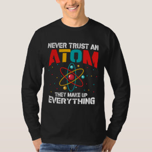 Camiseta Nunca confiam em um átomo Eles inventam tudo