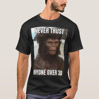 Camiseta Nunca Confie em Ninguém com Mais de 30 Anos Diz Lu