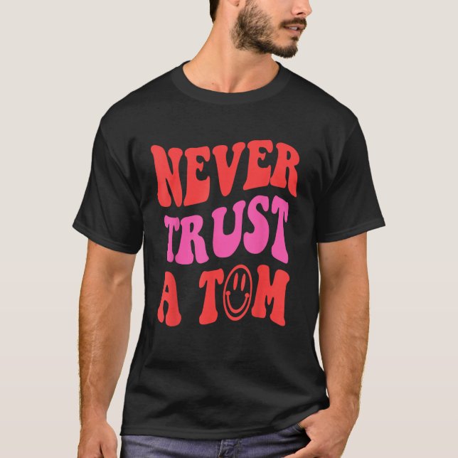 Camiseta Nunca Confie em Tom Engraçado, bonitinho dizendo d (Frente)