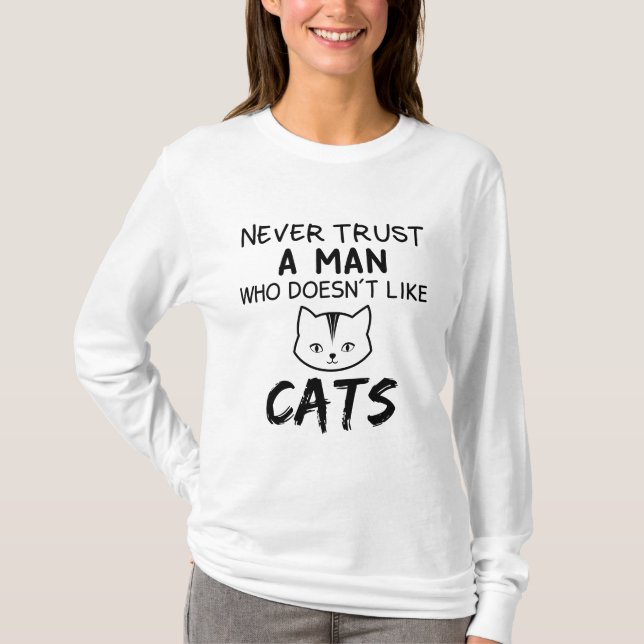 Camiseta Nunca confie em um homem que não gosta de gatos (Frente)